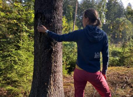 Jak bezpečně odstranit smůlu z oblečení – 5 ověřených metod