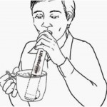 Návod k použití LifeStraw: Ponořte LifeStraw do vody a pijte tuto přes náustek.