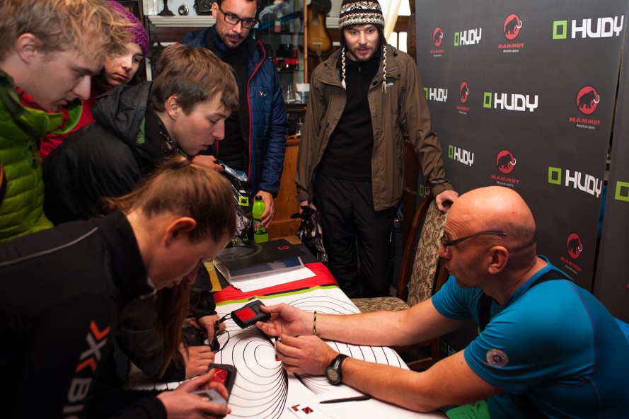 Horský vůdce Dušan Stuchlík vysvětluje práci s lavinovým vyhledávačem MAMMUT Barryvox PULSE