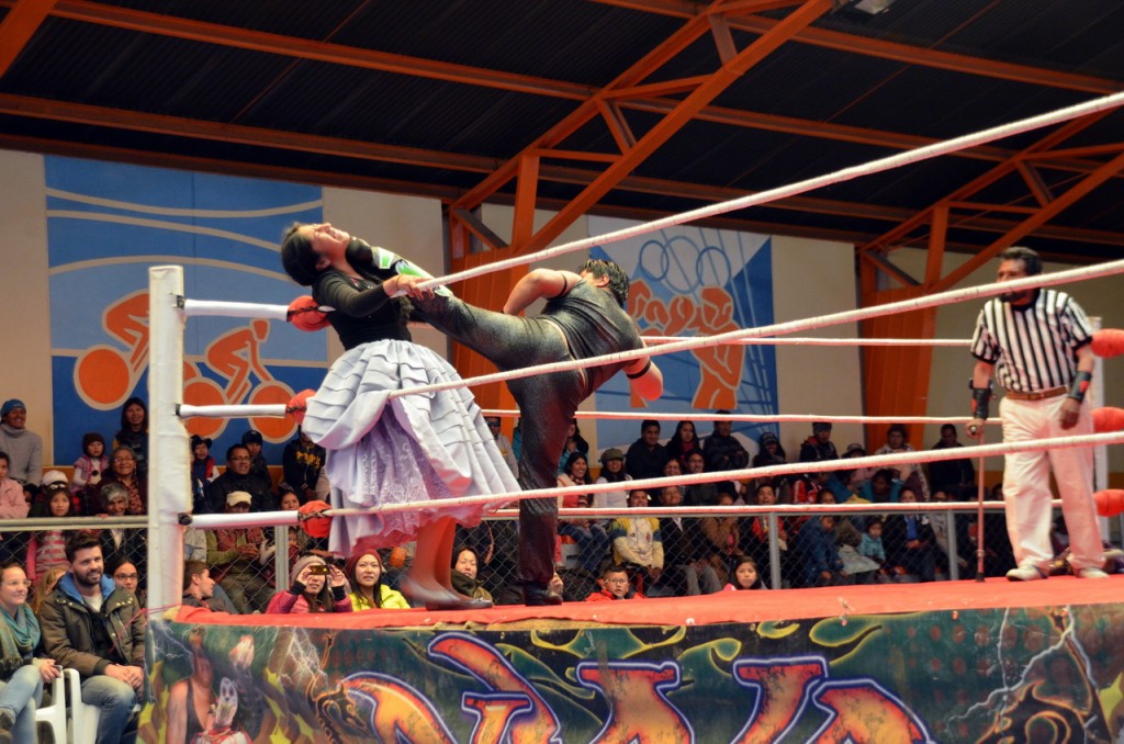 Bolivijský wrestling místních žen Cholitas