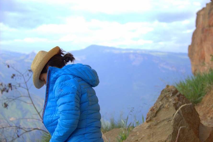Jana Smolíková za lezením v oblasti La Mesa de los Santos v Kolumbii