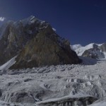 Panorama Abruzziho ledovce a v pozadí vpravo vykukuje špička Gé jedničky. Rok 2015.